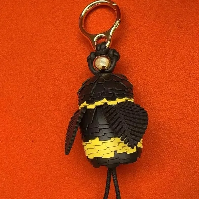 

Модный тренд 2025 года, новый продукт, сумка, кулон, ромашка, лаванда, маленькая пчелка, маленький тигр, кулон, автомобильный брелок