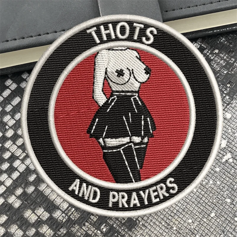 Thots and Prayers Patch جميلة المرأة المطرزة التكتيكية المعنويات القماش شارة شارة في الهواء الطلق على ظهره قبعة الملحقات ملصق