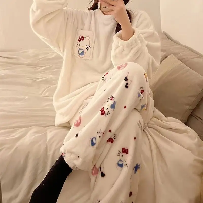 طقم بيجامة من الصوف المرجاني للسيدات من Hello Kitty لعام 2025 ملابس شتوية من الفلانيل الحراري القطيفة ملابس منزلية لطيفة وجذابة