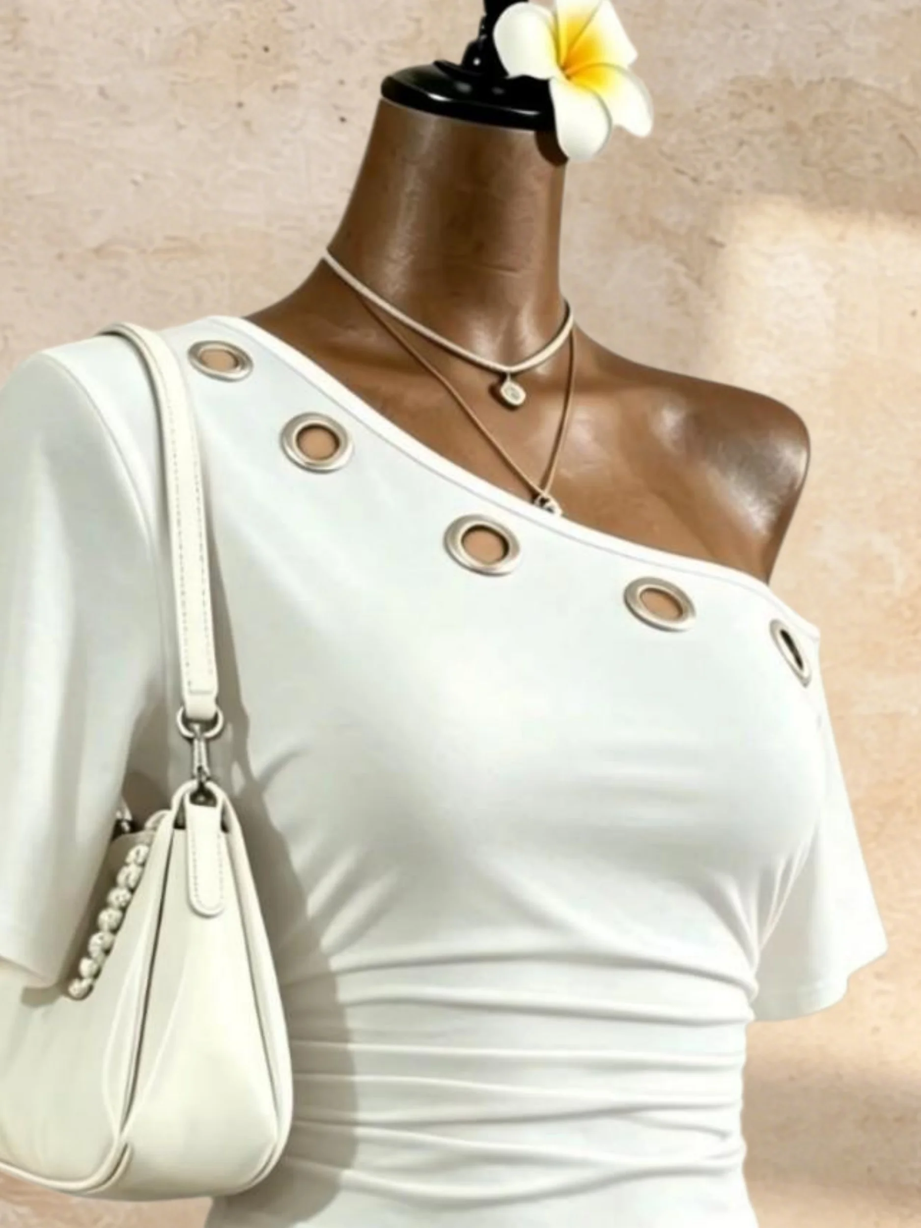 Damen One-Shoulder-Top mit Ösen, Metallring-Ausschnitt, kurzen Ärmeln, gerafftem Seitenbund, schmaler Passform, Y2K, lässig, für den Alltag, Streetwear, T-Shirts, Tops – Detail 5