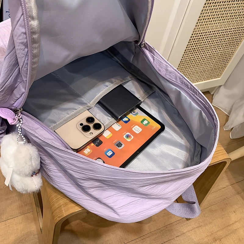 Coreano náilon mochila feminina casual cor sólida pequena mochila de viagem para adolescente mochila escolar com decoração boneca