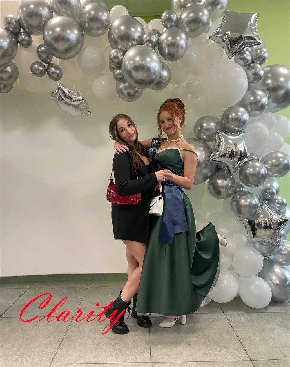 ที่กําหนดเองที่ละเอียดอ่อนสีเขียวเข้มซาตินชุดราตรีประณีต Strapless สปาเก็ตตี้พรหมชุด Court Train Homecoming Dress