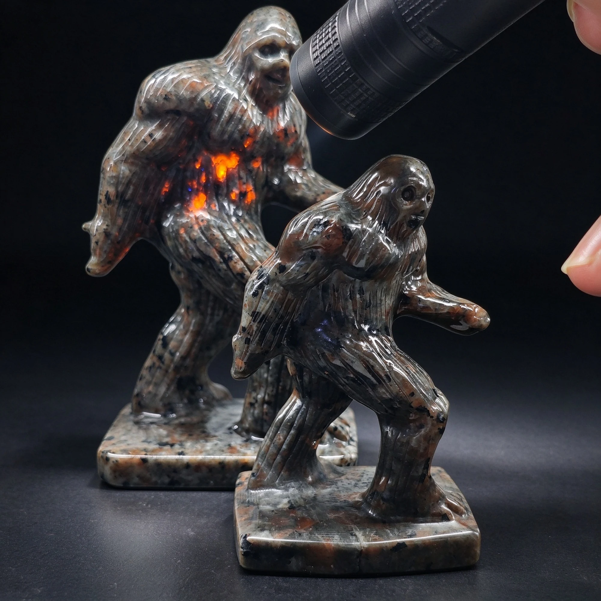 UV-reactief vlamsteen Bigfoot-beeldje, gloeiend Yooperlite Sasquatch-beeldje, decoratie voor thuis of op het bureau, esthetisch cryptid-cadeau