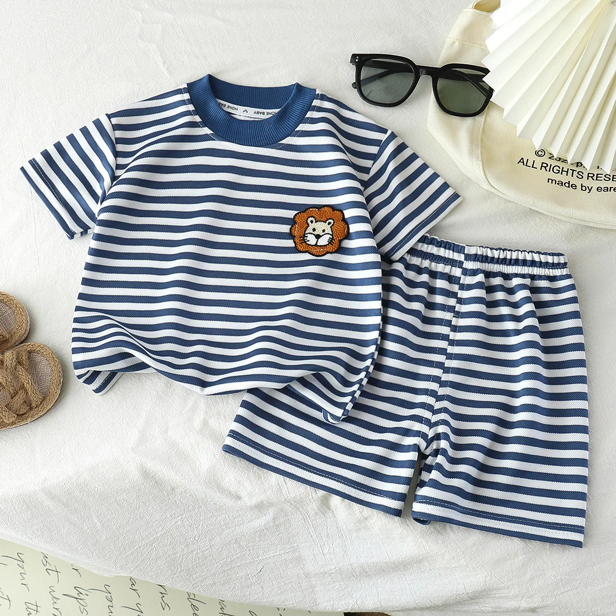 Neues koreanisches Kinder-Set für Jungen und Mädchen, Sommer-Set mit gestreiftem Rundhalsausschnitt, Revers, kurzen Ärmeln und Shorts, lässiges zweiteiliges Set – Detail 5
