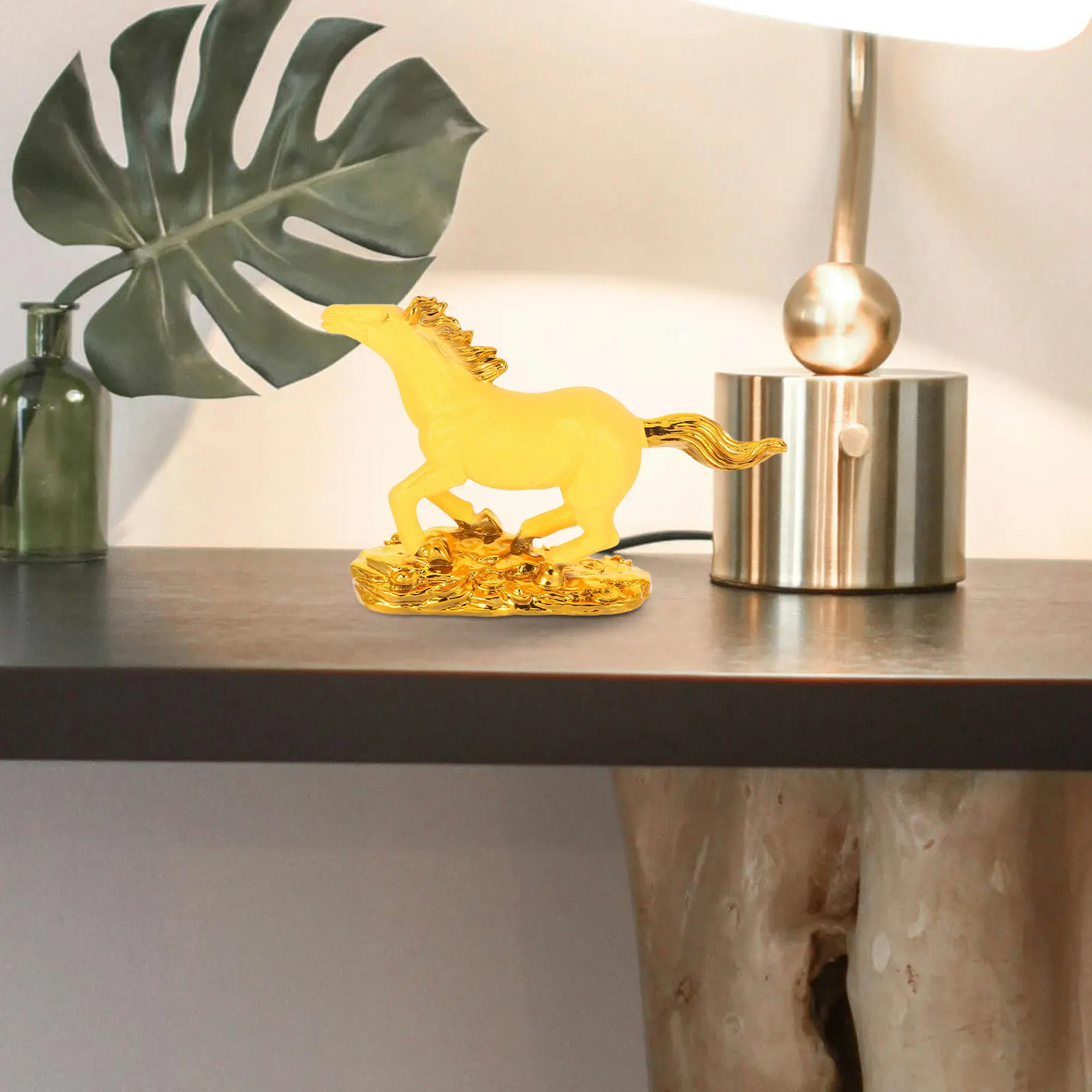 

Элегантная золотая статуэтка лошади из смолы для декора дома, спальни, офисного стола – идеальный подарок для коллекционеров