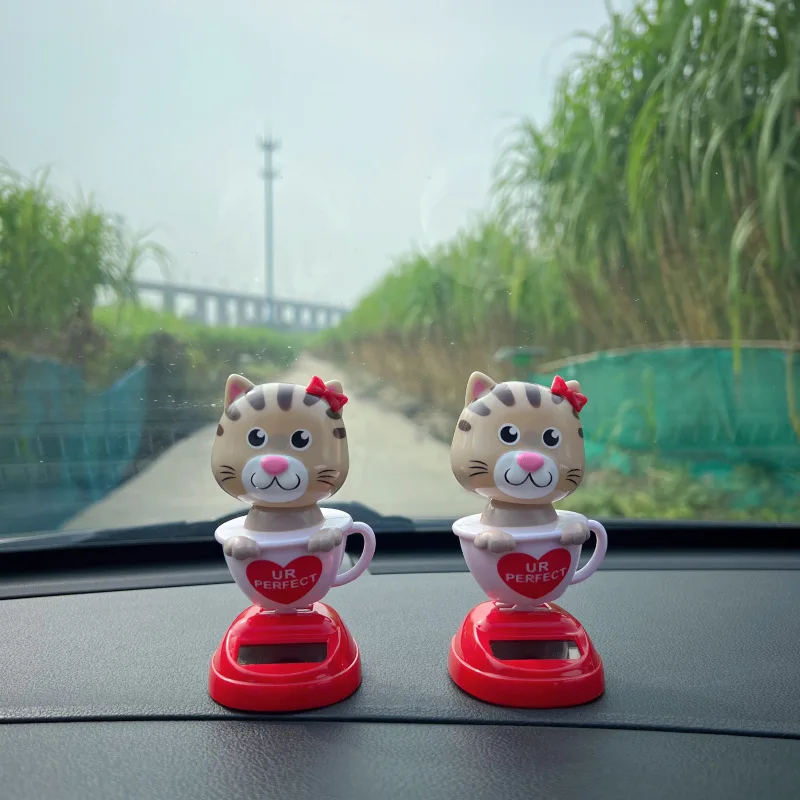 Engraçado dos desenhos animados brinquedos solares criativo desktop ornamentos decorativos copo balanço automático gato boneca carro balançando cabeça decorações