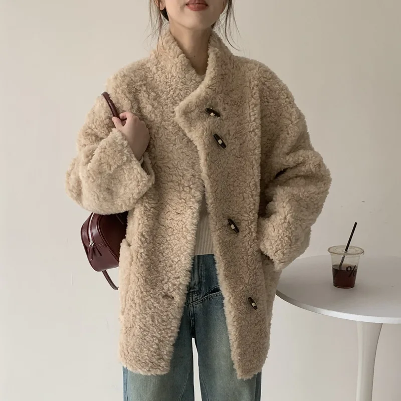 Nuovo cappotto di pelliccia integrato in pelliccia di pecora da donna dal design medio-lungo con fibbia in corno di mucca