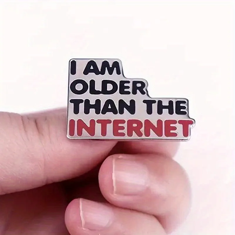 Litera „I Am Older Than The Internet” Emaliowana broszka Szpilka Humorystyczne akcesoria do odznak