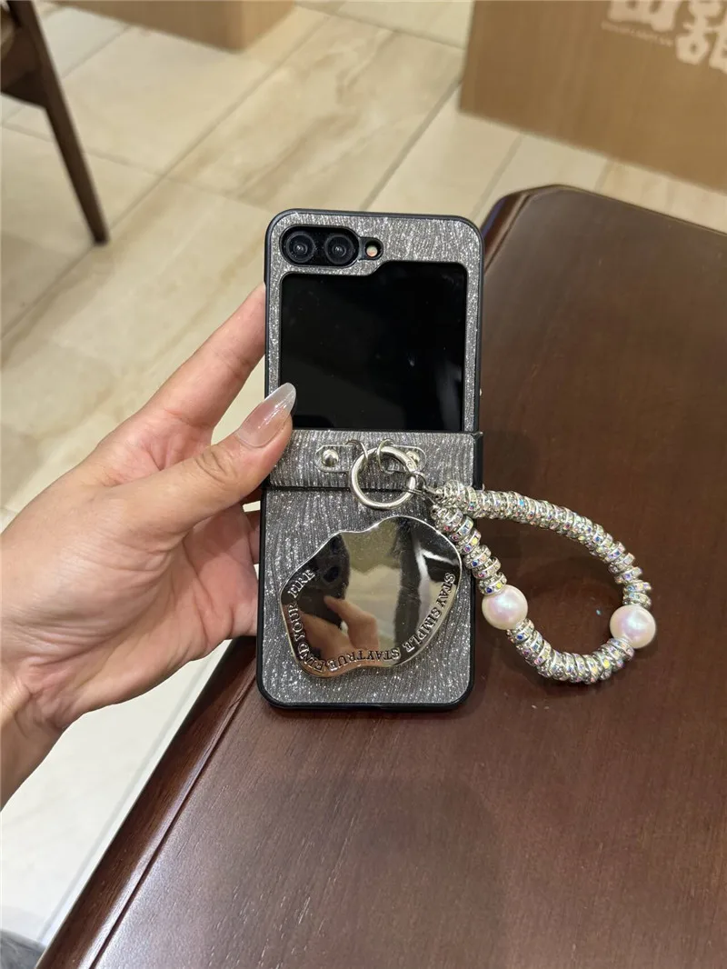 Cute Cartoon Heart Bracke Case For Samsung Galaxy Z Flip6 Case Z Flip5 Z Flip4 Flip7 Moto Razr50 ultra OPPO Find N3Flip Mix Flip