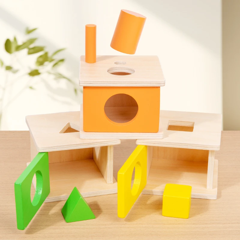 Hölzerne Form-Matching-Box, Spielzeug. Bunte Form-Sortierbox. Kinder haben eine explosionsmatching-Formen