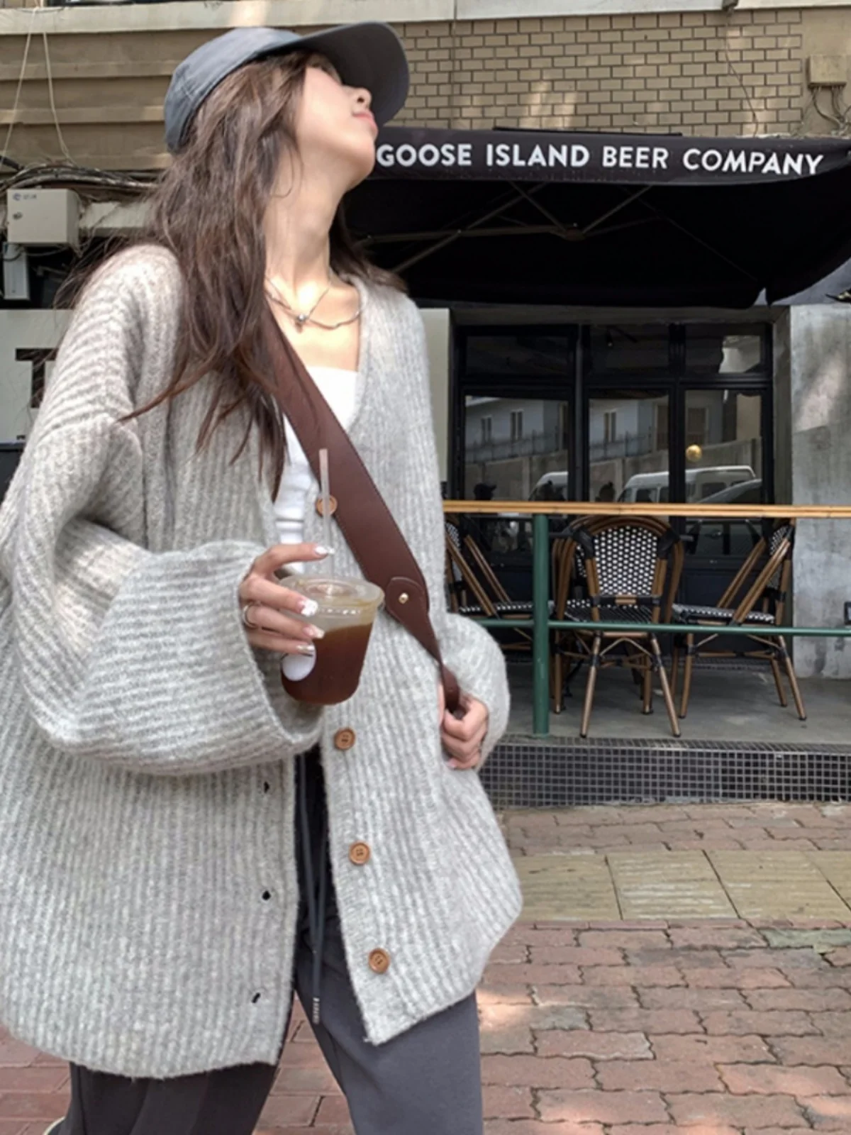 グレーの柔らかく心地よいVネックニットオープンカーディガン、レディース春秋ルーズミディアム丈アウターウェア、レイジーBFスタイルニットジャケット