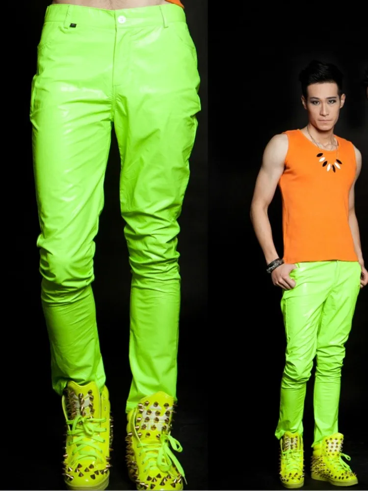 Lente Nieuwe Mode Mannen Merk Podium Zanger Fluorescerend Groen Casual Lederen Broek Hip Hop Mannelijke Persoonlijkheid Plus Size Broek