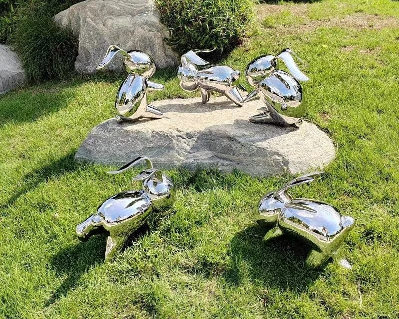 Gardening Tools Sketch - Escultura de coelho em aço inoxidável