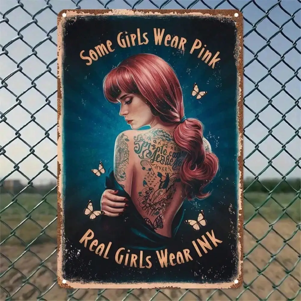 Vintage Metall-Blechschild - Retro Tätowierte Dame mit Rosa Tinte und Blauem Schmetterling, Einzigartige Wanddekoration für Zuhause oder Studio