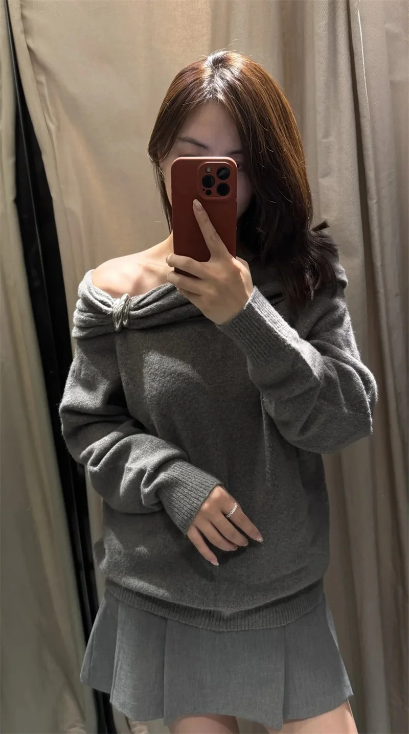 توب نسائي لخريف 2025 وصل حديثًا بلوفر رمادي بأكمام طويلة مكشوف الأكتاف مزين بالمعدن بلوفر متماسك مثير فريد من نوعه