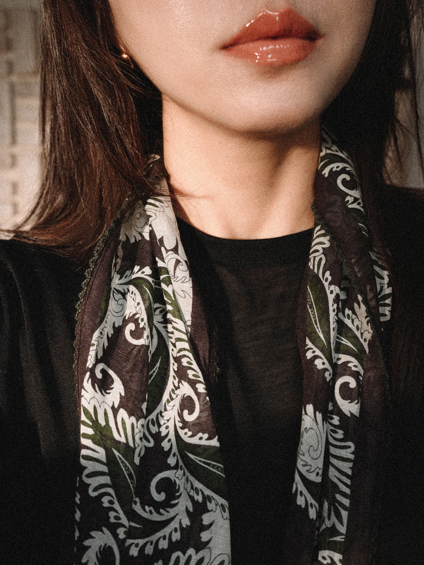 sciarpa-gotan-in-misto-seta-e-cotone-colore-marrone-te-con-motivo-paisley-e-ricamo-a-corda-con-fiore-di-noce-accessorio-moda-donna