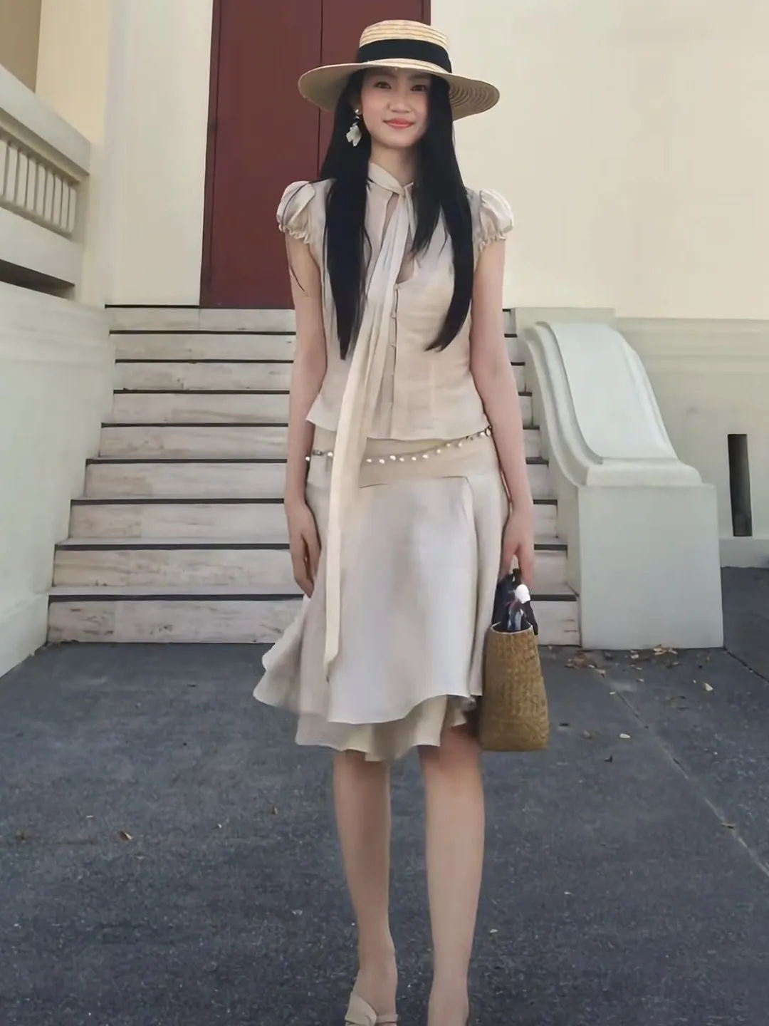 

Элегантный комплект из двух предметов для девушек: шифоновый топ с коротким рукавом, V-образным вырезом и поясом, приталенный, и юбка-миди А-силуэта.