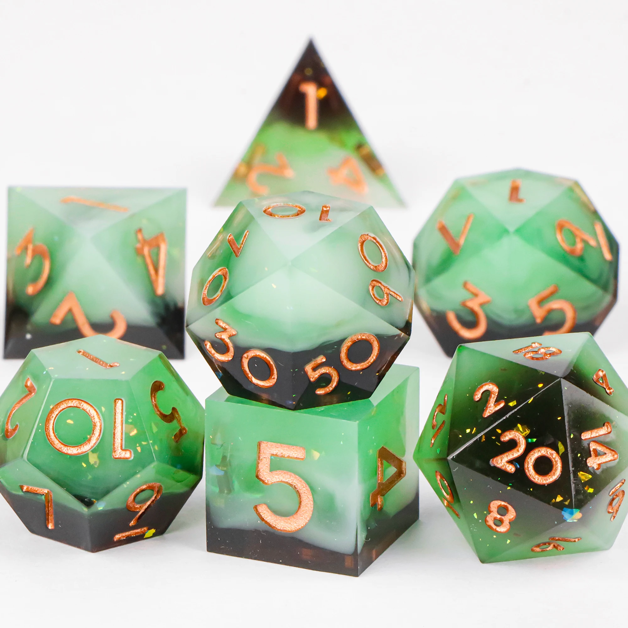 

Набор зеленых кубиков из смолы с золотой фольгой и острыми краями, многогранные кости для ролевых игр для геймеров, кости D и D для подземенов и драконов