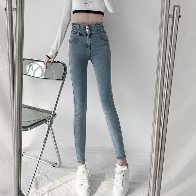 جينز أزرق فاتح للنساء، سروال جينز مطاطي عالي الخصر، بنطلون ضيق، أزرار جينز ضيق