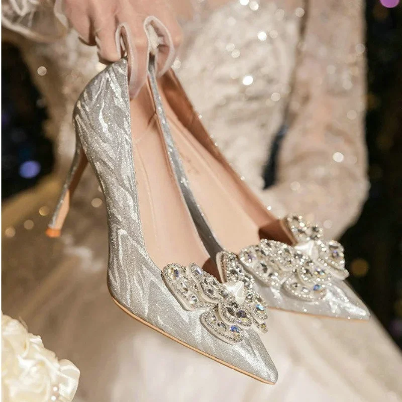 2024 Women New Silver Wedding Shoes Thin Heel Pointy Shallow Mouth Diamond Crystal Bow French Bridal High Heels Fashion Pumps