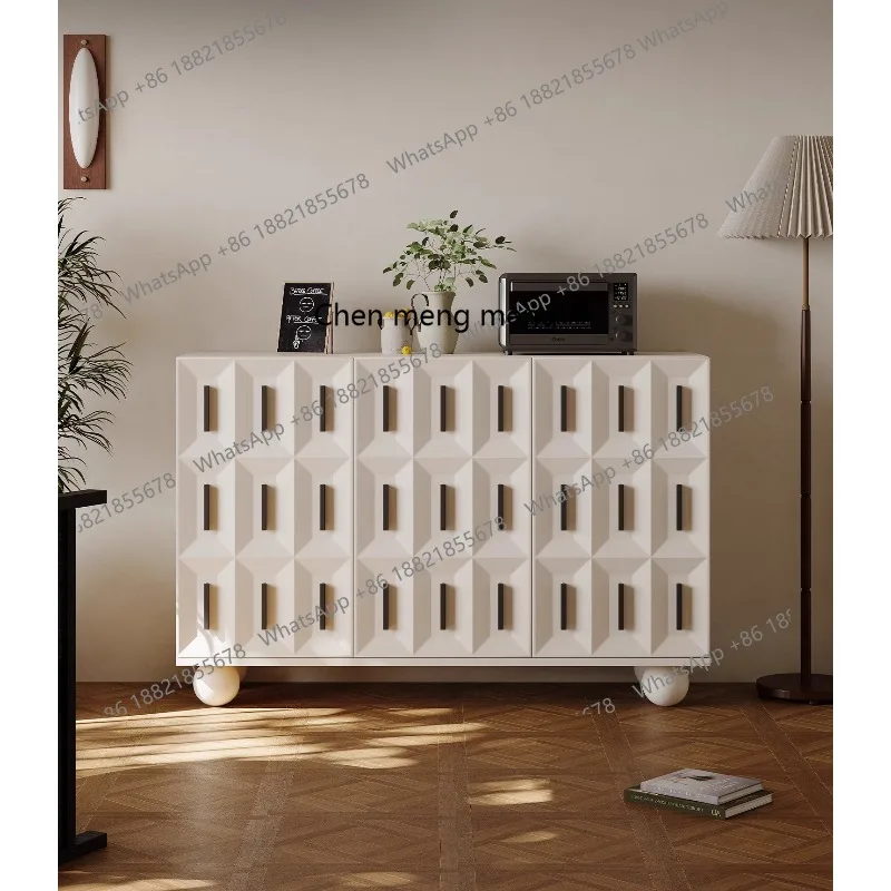 

Простой обеденный боковой шкаф у стены, вход в гостиную, шкаф для хранения вещей.