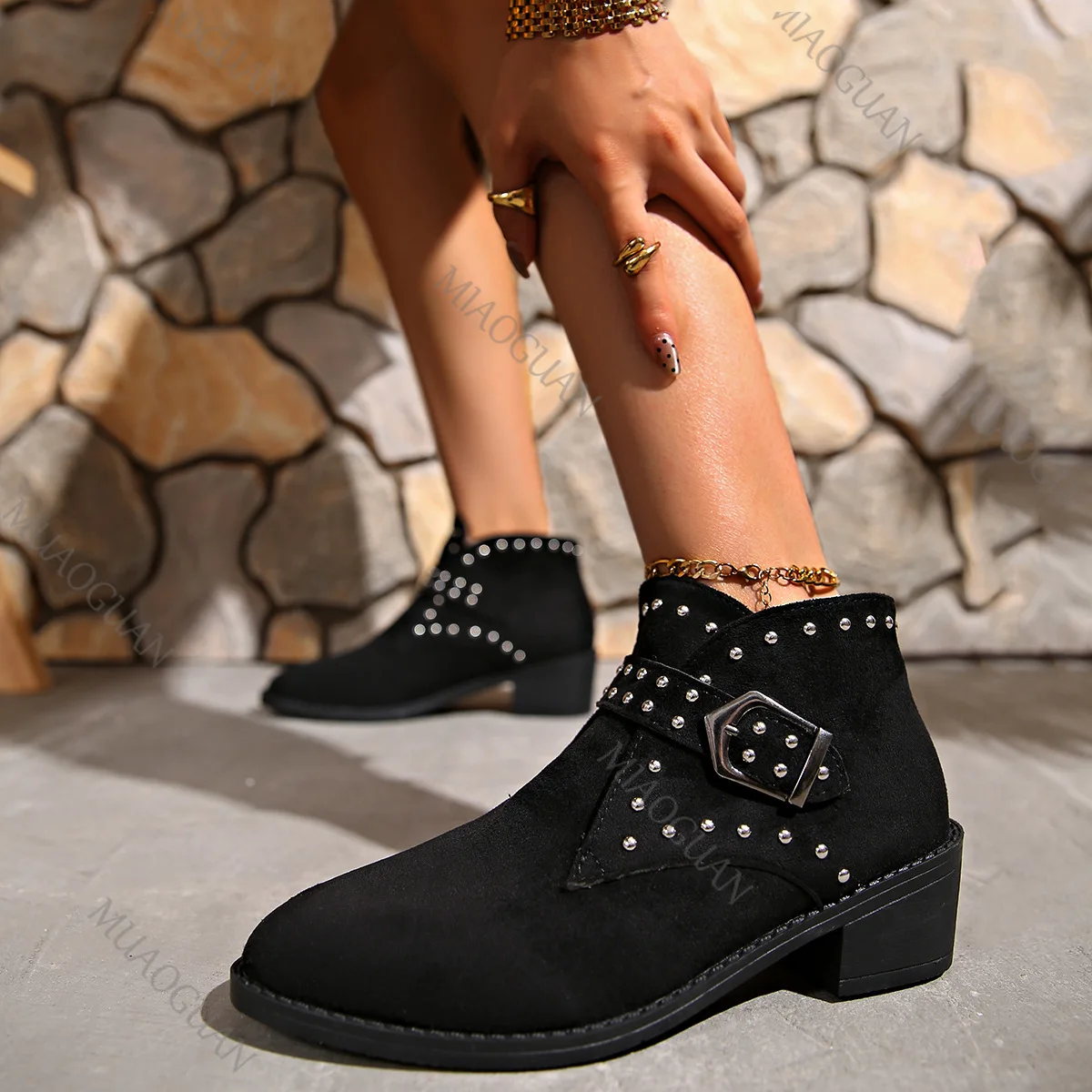 Dames motorlaarzen, suède, punkstijl met studs, spitse neus, riemgesp, dikke hak_voghion.com