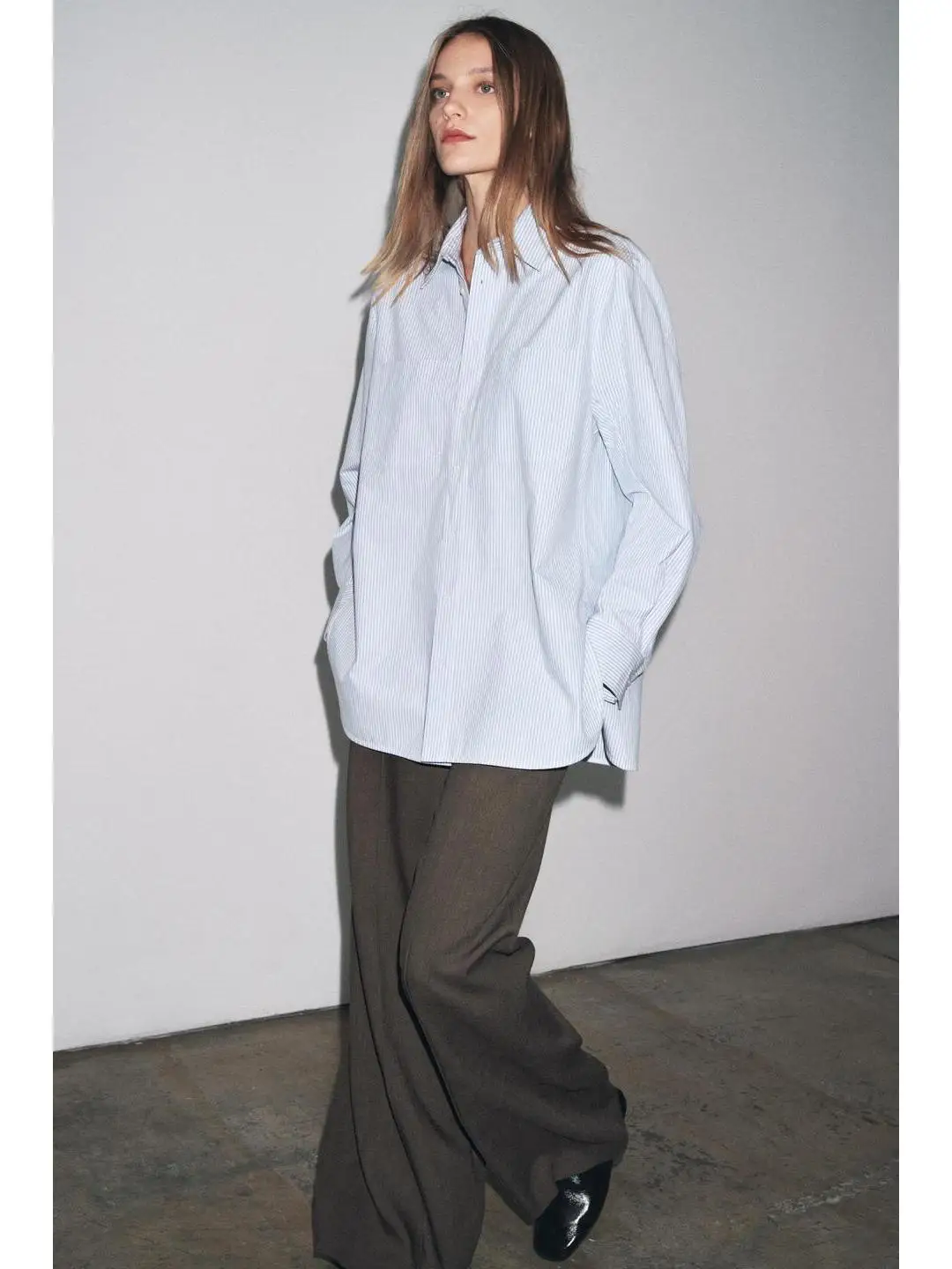 

Повседневная свободная рубашка с длинным рукавом в полоску, с отложным воротником, универсальная рабочая одежда, женская, больших размеров, модная, осенняя, тонкая, из материала...