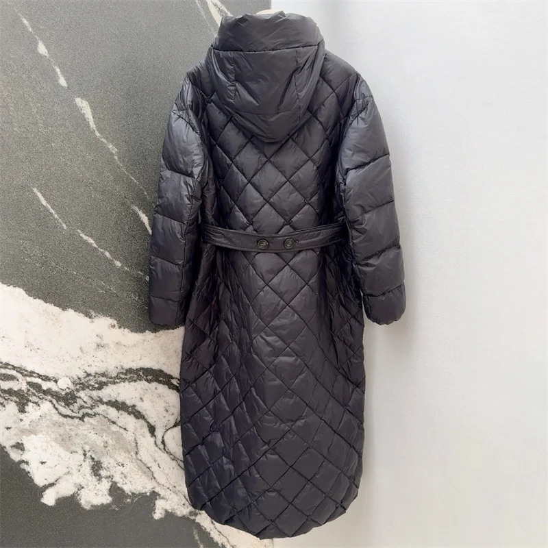 سترة الشتاء النسائية 2025 حزام جديد سليم صالح طويل مقنع أسفل سترة الماس على شكل مبطن أسفل سترة أسفل معاطف سترة مبطنة