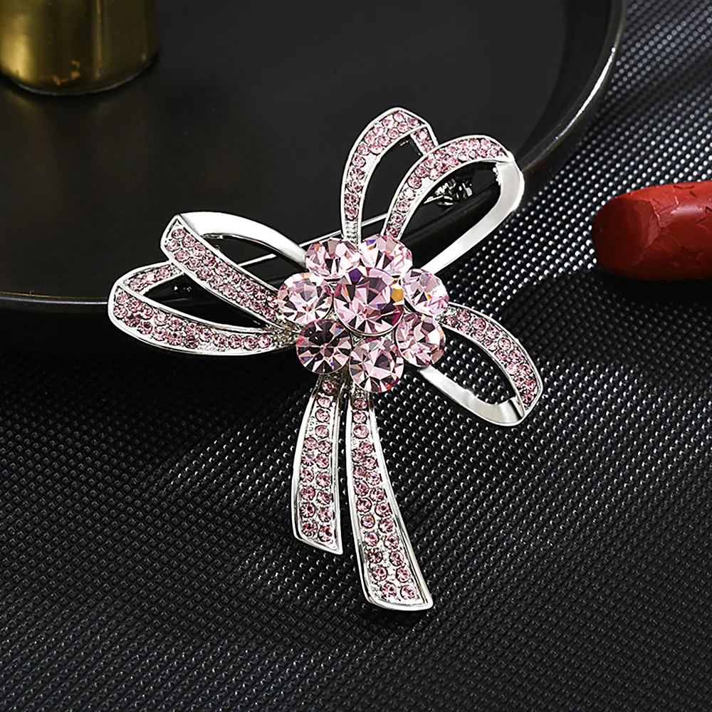 رائعة وعصرية القوس كريستال نمساوي الزركون بروش المرأة البدلة سترة الإكسسوار وشاح حريري المضادة للوهج دبوس