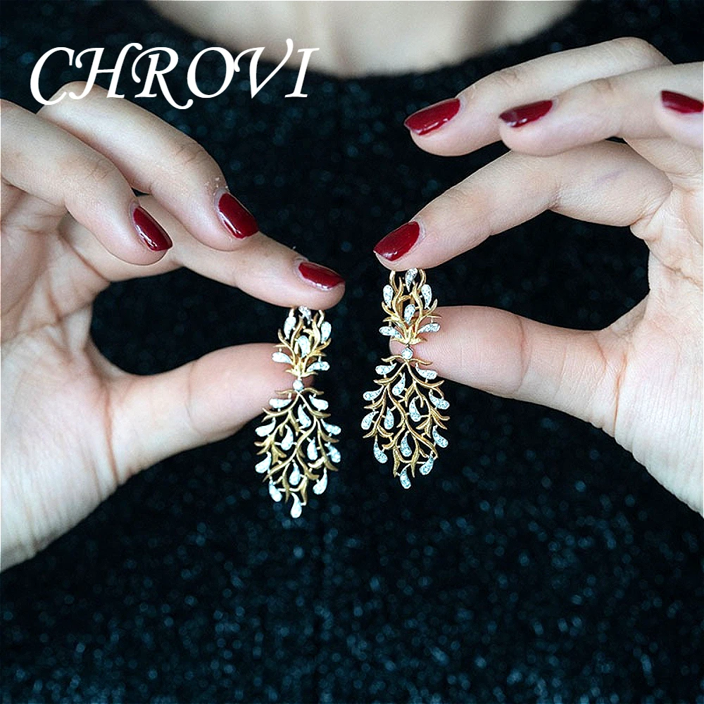 Luxury-lite textured gold-inlaid hollow leaf vein stud earrings. Zirconia lightweight and lively leaf-shaped earrings.