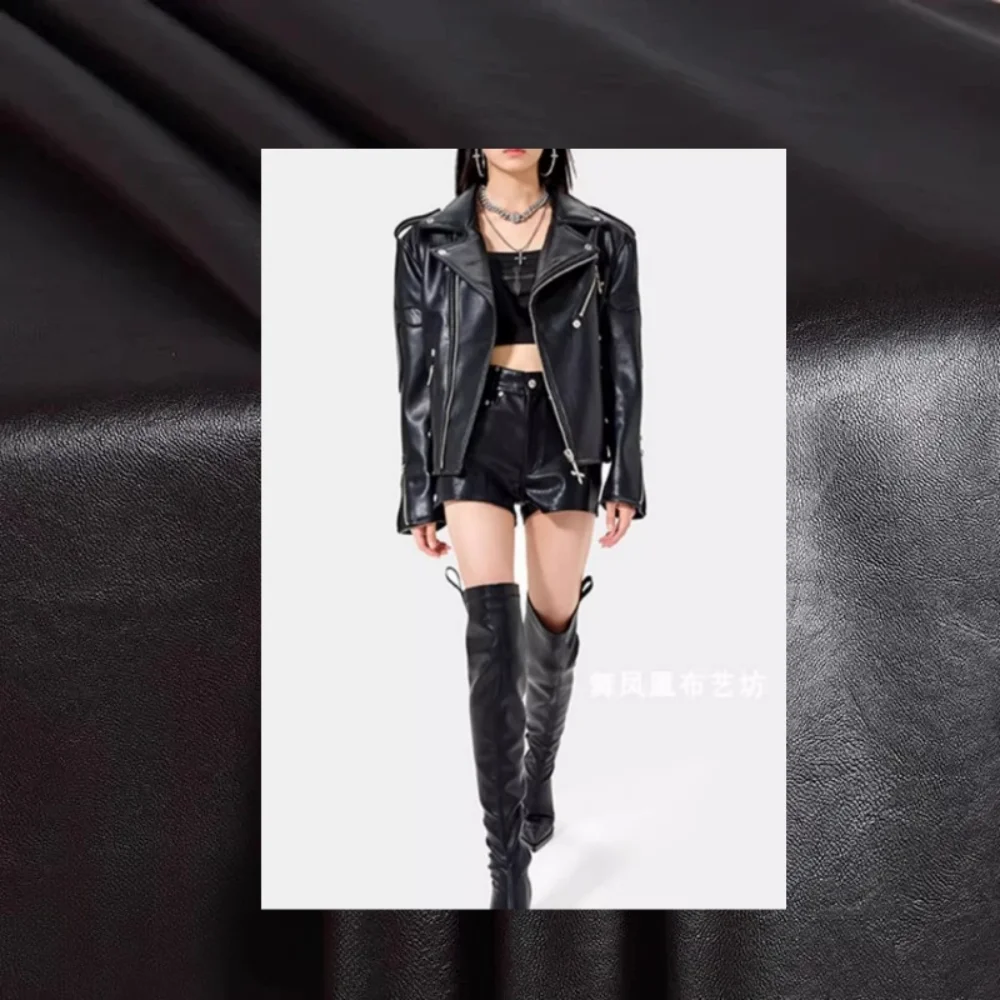 نسيج الجلود الاصطناعية بني داكن مادة البولي يوريثان سترة جلدية ناعمة تصميم الملابس الملابس الخياطة النسيج القماش متر المواد