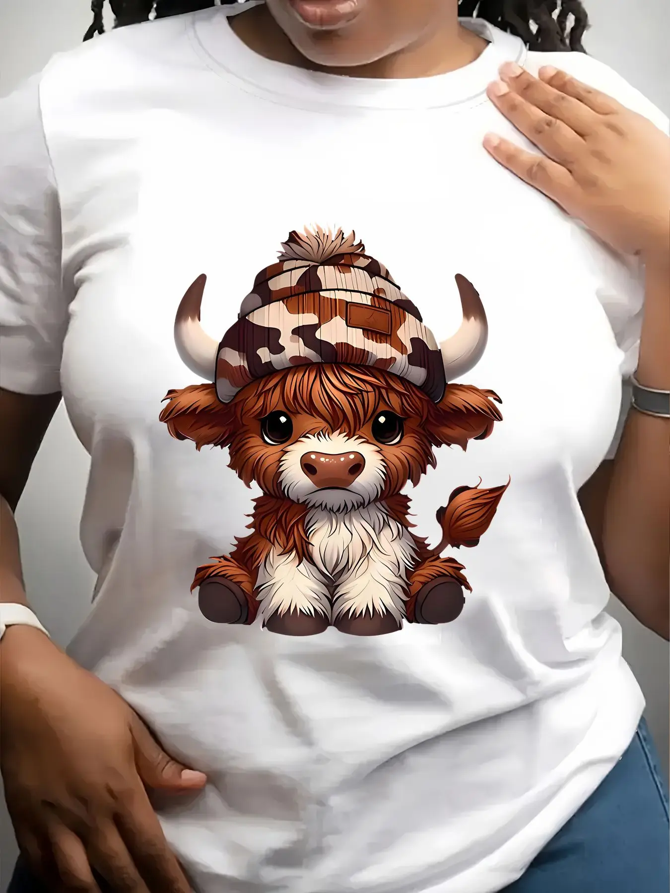 Women's Trendy Crew Neck T-Shirt Cute Highland Cow Wearing Hat Suitable for Casual Sportswear