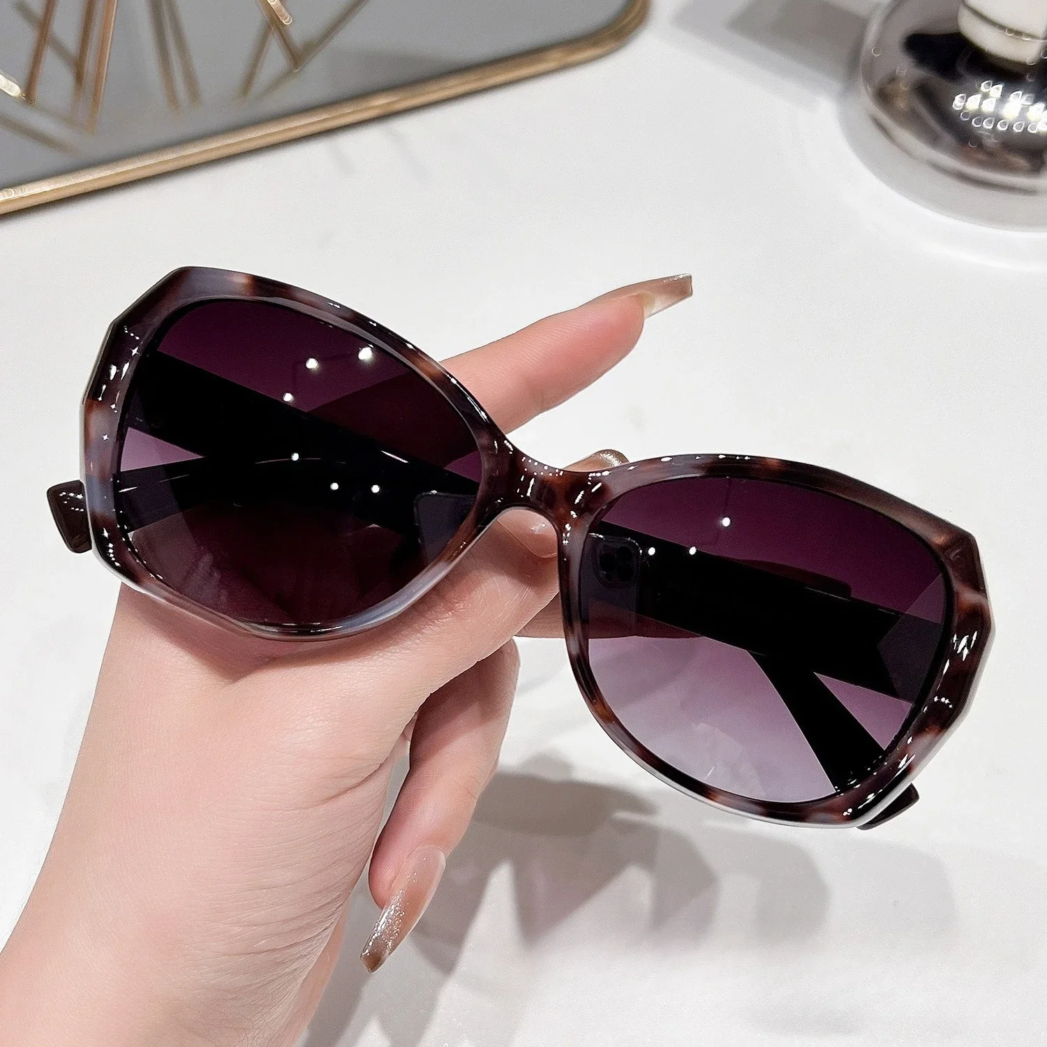 

2025 Polarized Small Frame Sunglasses - UV400 Protection, Stylish Driving & Outdoor Shades for Women & Men