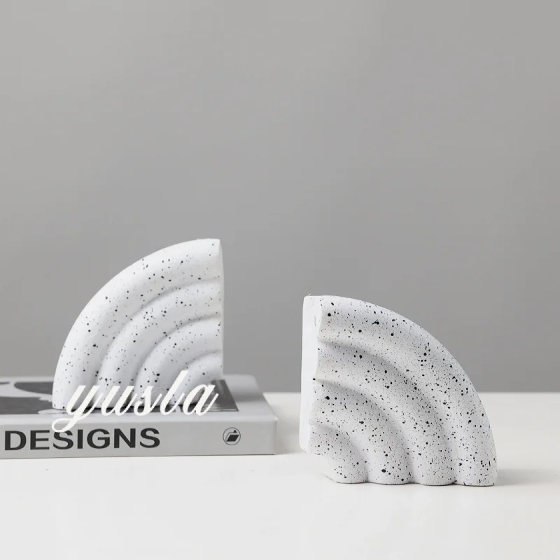 Minimalist bookends, book stands, decorative items for model rooms, living room coffee tables