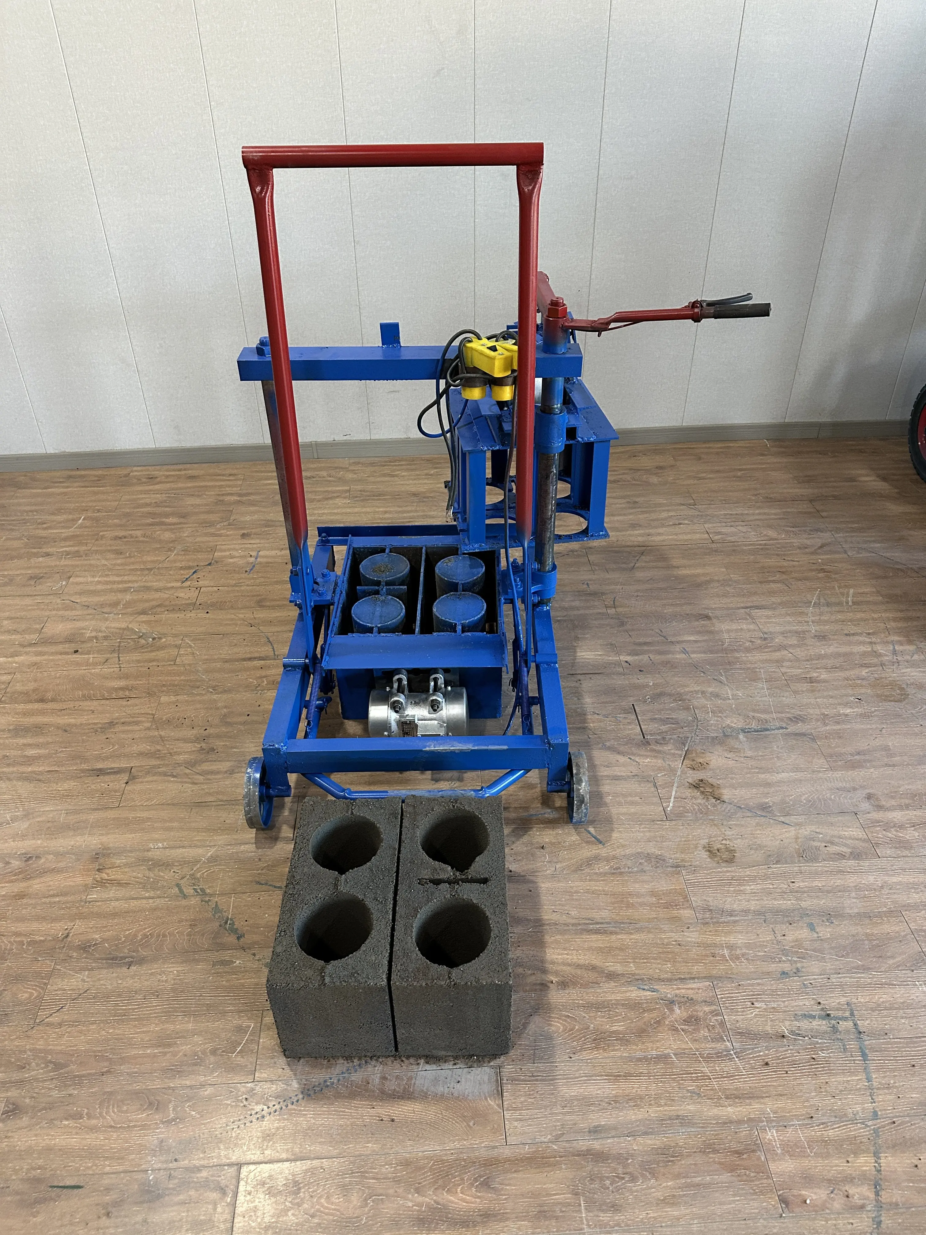 Самая продаваемая электрическая машина для производства кирпича в Африке со сменной формой для бетона. Эффективная машина для формования рабочих блоков.