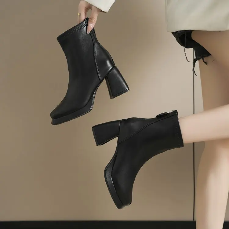 Damen Plateau-Stiefeletten mit eckiger Spitze, Reißverschluss hinten und Blockabsatz – Modische kurze Stiefel – Detail 4