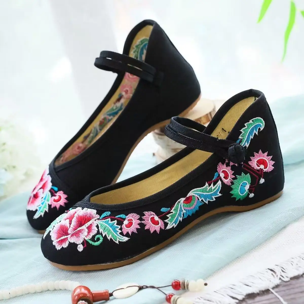 2024  Woman's Chinese Traditional Canvas Embroidered Shoe Soft Sole Light Mary Jane Shoe Ethnic Style Round Toe Flat Sole Shoe