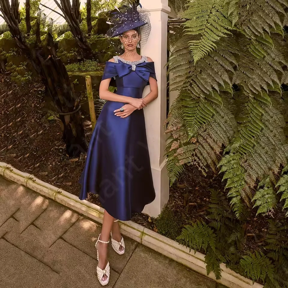 How to Accessorize a Navy Blue Dress for a Wedding