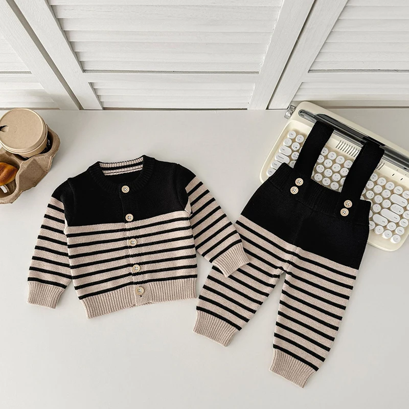 

Новинка 2023 года, осенние комплекты одежды для маленьких девочек и мальчиков 0-3 лет, полосатый кардиган с длинными рукавами + комбинезон, детская одежда, костюм