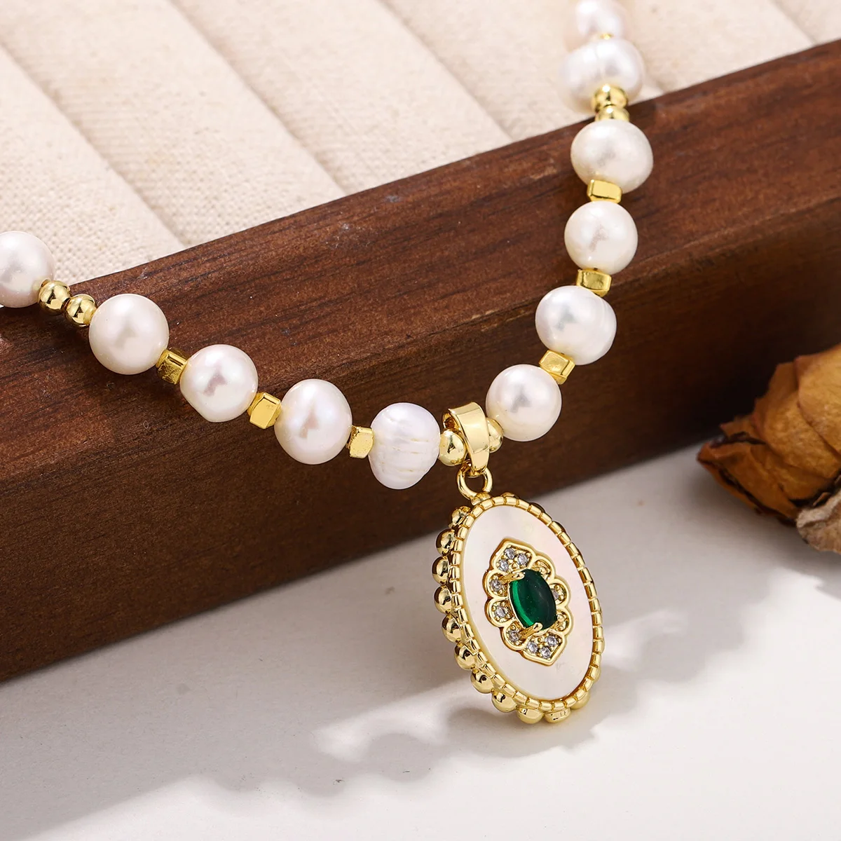 Classic Freshwater Pearl Choker Necklace, Trendy Gold Plated Beaded Chain with Green Stone Charm, Fashion Jewelry Gift