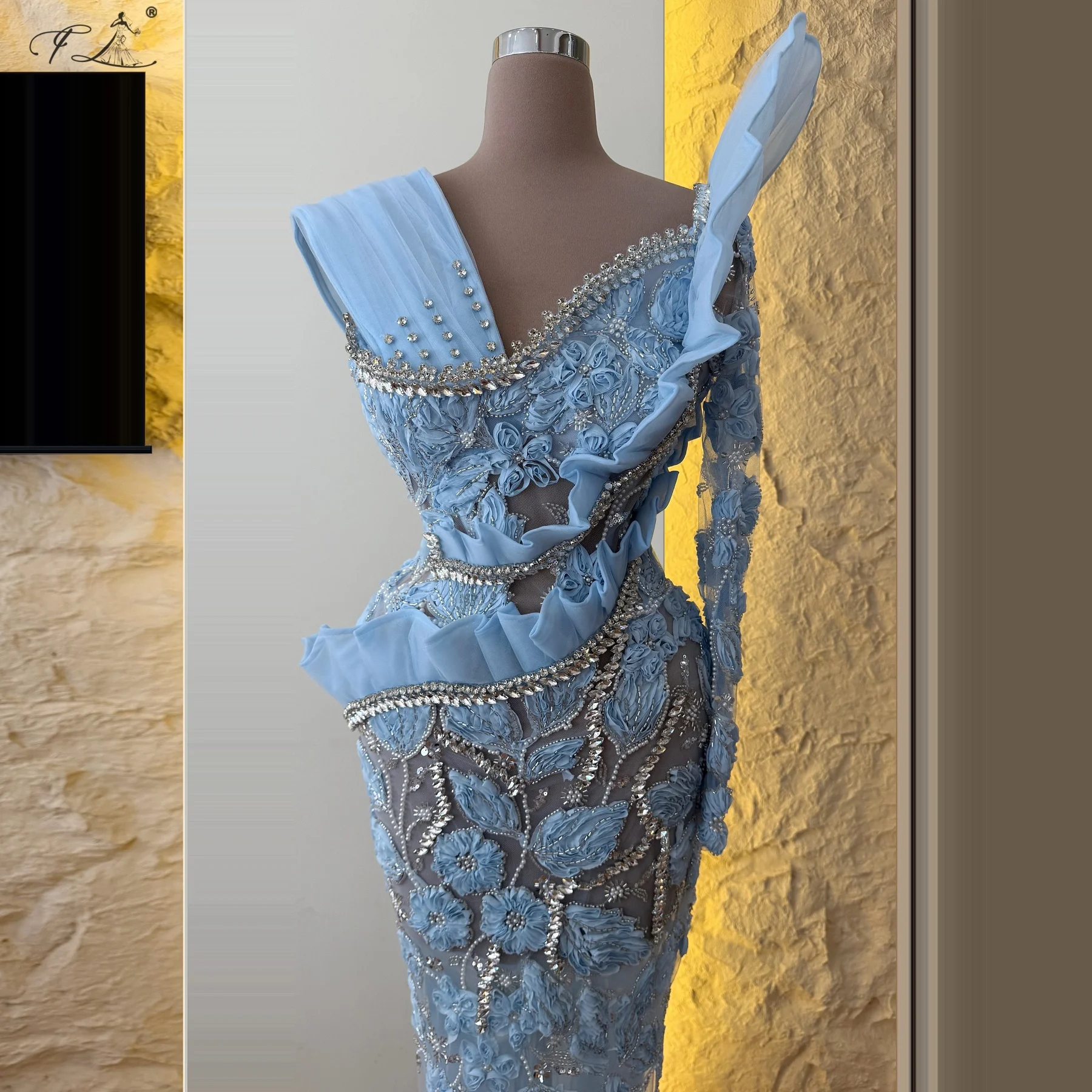 Suknia wieczorowa z kryształkami, niebieska aplikacja, krój syreny, nieregularne ramiona, sukienka z falbankami z tiulu, długa suknia balowa, możliwość personalizacji.