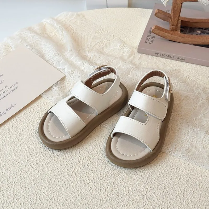 

Детские повседневные пляжные сандалии 2026 для девочек и мальчиков, летние, новые, модные, в корейском стиле, с мягкой подошвой, нескользящие, универсальные, римские сандалии