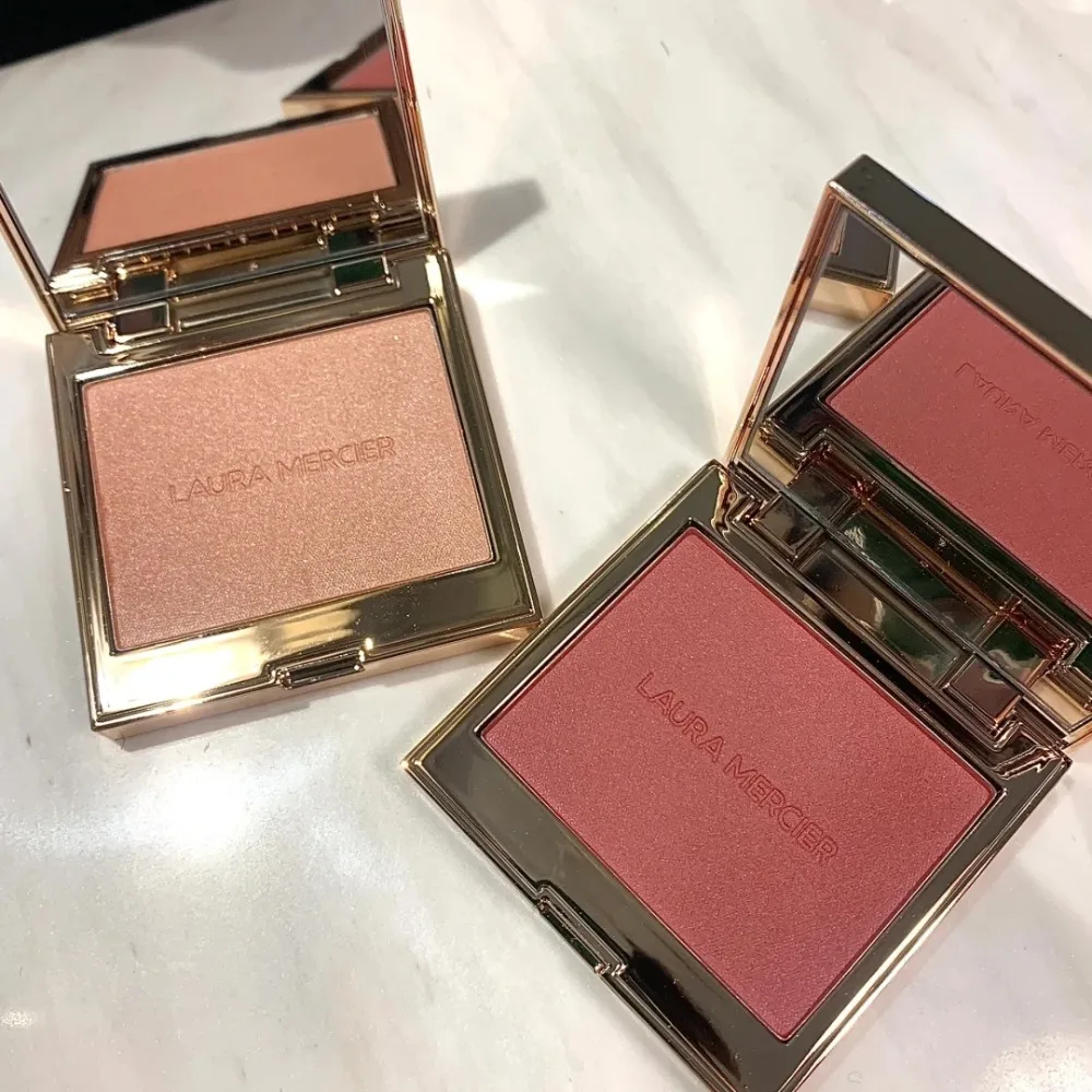 ลอร่าเมอร์ซิเออร์ บลัชออนแบบสีเดียว แป้งเนื้อแมตต์เนื้อนุ่ม ช่วยให้ใบหน้าดูสว่างขึ้น ปรับรูปหน้า และสร้างลุคการแต่งหน้าที่ดูเป็นธรรมชาติและเปล่งประกาย