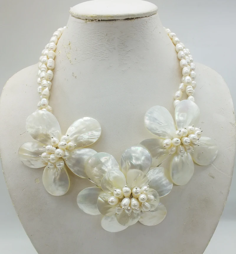 

Craftsman carefully designed! Beautiful white pearls, shell flower necklace. 20"