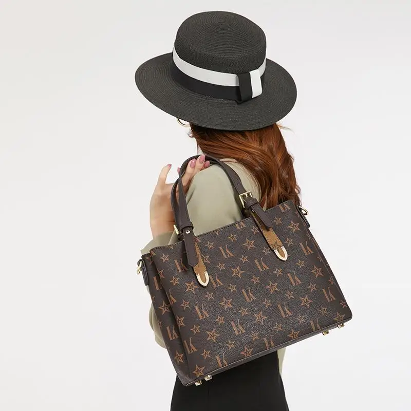 

Classic Luxury Diaper Bags For Women Simple Elegant Leather Shoulder Bag Vintage Fashionable Large Capacity