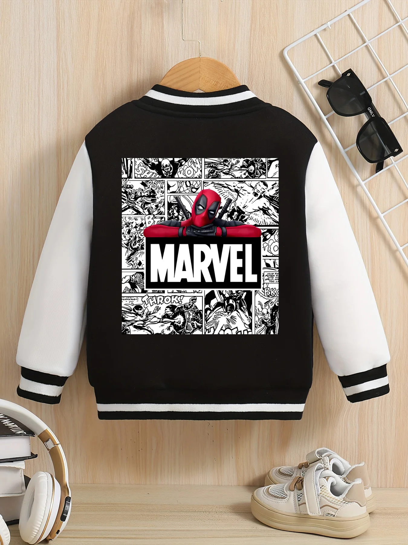 سترة بيسبول MINISO Marvel Boys - Deadpool، كلاسيكية باللونين الأبيض والأسود، قماش ناعم، دافئة ومريحة، صديقة للبشرة، عصرية