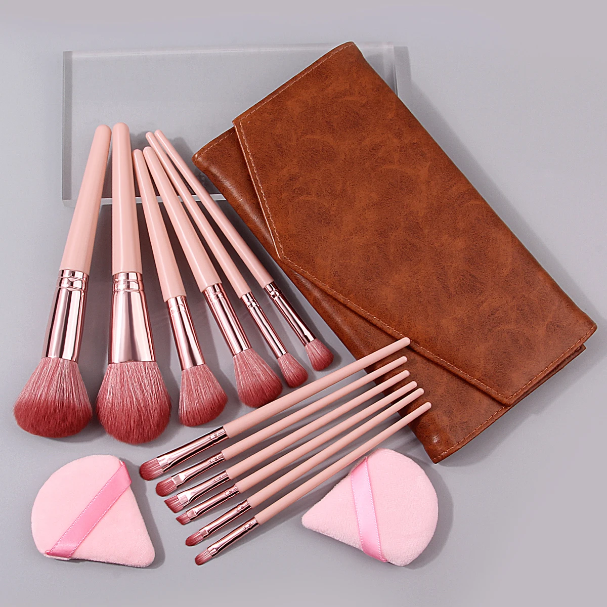 Le ensemble de pinceaux de maquillage 15 pièces comprend un ensemble de pinceaux de maquillage multifonctionnel, un bouffleur de poudre triangulaire et un sac de rangement portable