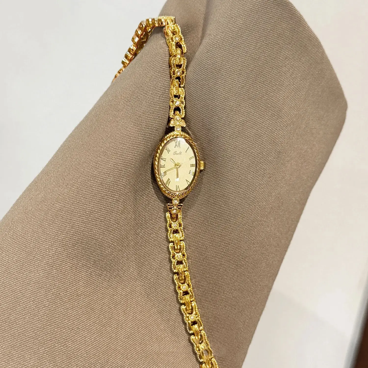 GEDI NEW Luxury Vintage Women's Watches with Roman Numeral Small Oval Dial and Bracelet, Quartz Movement, Perfect for Dresses