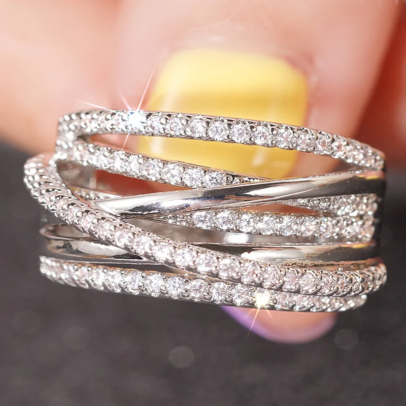 Huitan Silberfarbener, mehrschichtiger Design-Damenring mit vollem hellem CZ für Hochzeit, Verlobung, Party, trendige Luxus-Accessoires, Schmuck