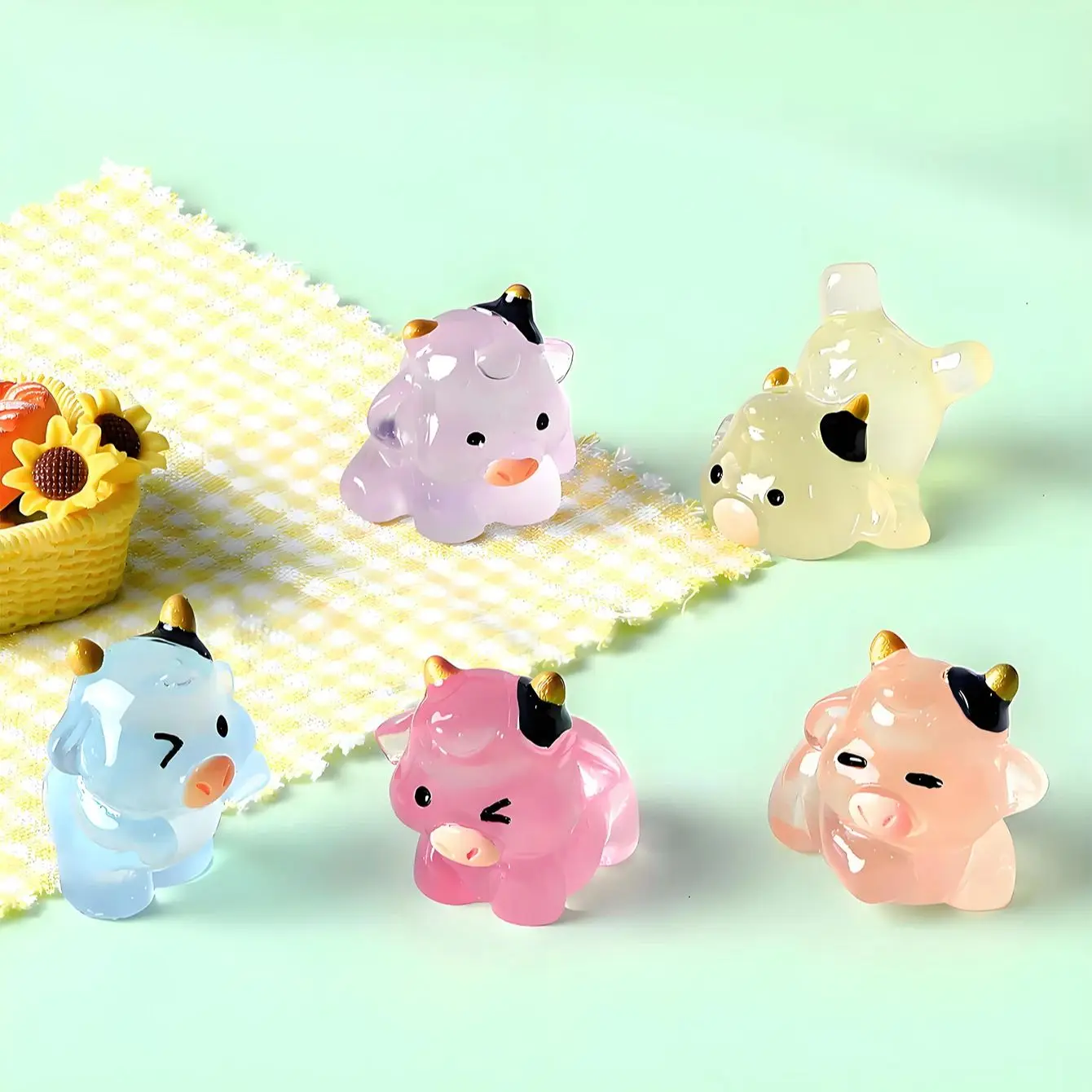 6/12 قطعة مضيئة صغيرة الراتنج البقرة توهج في الظلام الأبقار الملونة الحيوانات الصغيرة أرقام Crafts بها بنفسك الجنية حديقة الزجاج Contai